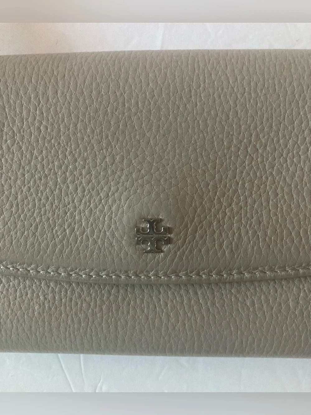 Tory Burch Pebbled Crossbody Wallet in Gray with beautiful silver logo